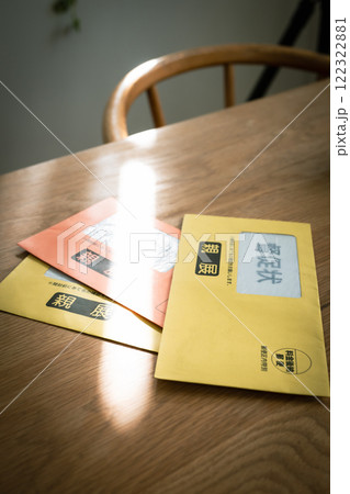 テーブルに置かれた督促状 122322881