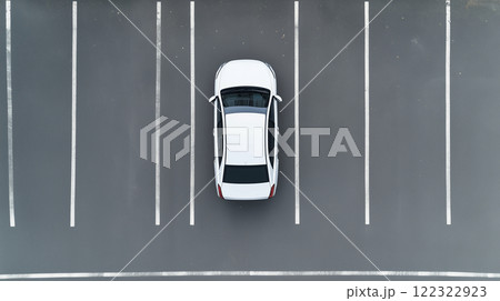 駐車支援システムを使って駐車をしている車 駐車支援システムを使って駐車をしている車 122322923