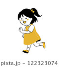 元気に走る女の子 122323074