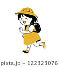 元気に走る小学一年生の女の子 122323076