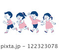元気に歩く子供たち 122323078