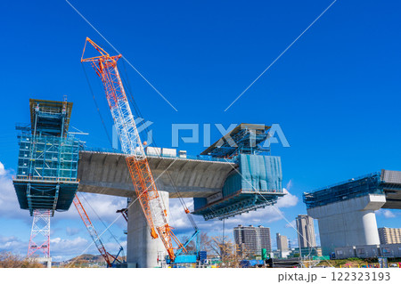 大阪府　淀川河川敷　新名神淀川橋梁工事の張出架設工法 122323193