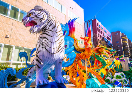 日本の横浜都市景観7年1月。2025春節燈花。山下町公園・「會芳亭」前に聖獣がズラリ…=22日 日本の横浜都市景観7年1月。2025春節燈花。山下町公園・「會芳亭」前に聖獣がズラリ…=22日 122323530