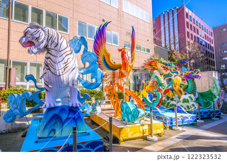 日本の横浜都市景観7年1月。2025春節燈花。山下町公園・「會芳亭」前に聖獣がズラリ…＝22日 122323532