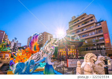 日本の横浜都市景観7年1月。2025春節燈花。山下町公園・「會芳亭」前に聖獣がズラリ…＝22日 122323534