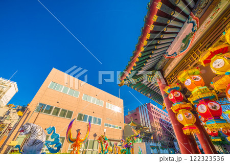 日本の横浜都市景観7年1月。2025春節燈花。山下町公園・「會芳亭」前に聖獣がズラリ…＝22日 122323536