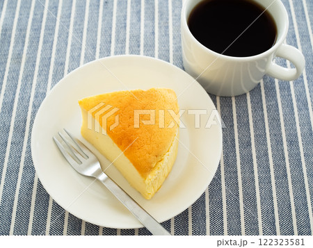 スフレチーズケーキとホットコーヒー スフレチーズケーキとホットコーヒー 122323581