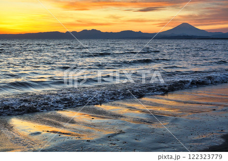 江ノ島　片瀬西浜海水浴場の夕景と富士山（神奈川県藤沢市） 122323779