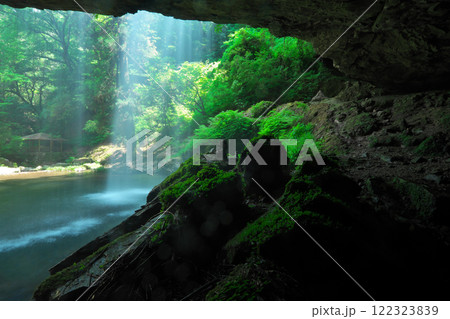 神秘的な滝（龍頭が滝：雲南市） 122323839