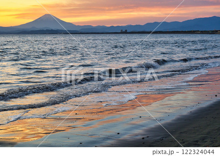 江ノ島　片瀬西浜海水浴場の夕景と富士山（神奈川県藤沢市） 122324044