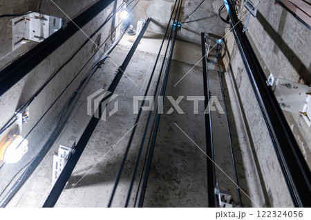 A Vertical Lift Shaft equipped with Control Cables and Advanced Lighting Features A Vertical Lift Shaft equipped with Control Cables and Advanced Lighting Features 122324056