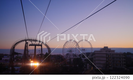 ゴンドラ内から見た夕焼けに染まる観覧車はよみうりランド 122324090