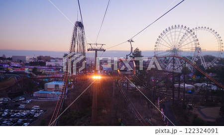 夕暮れの空に映える観覧車とバンデットをゴンドラ内から 122324091