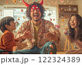 節分を家族で楽しむ！赤鬼パパと笑顔あふれる現代風イラスト 122324389