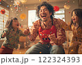 節分を家族で楽しむ！赤鬼パパと笑顔あふれる現代風イラスト 122324393
