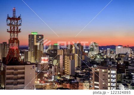 豊橋市、豊橋市役所展望ロビーから眺める夕景 122324893