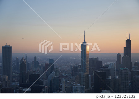 アメリカのイリノイ州のシカゴの高層ビルから眺める夕焼けの中のシカゴの街並 アメリカのイリノイ州のシカゴの高層ビルから眺める夕焼けの中のシカゴの街並 122325132