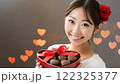 バレンタインプレゼントと若い女性 122325377