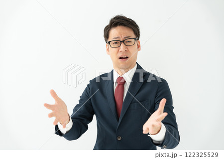 訴えかけるビジネスマン 訴えかけるビジネスマン 122325529