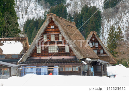富山県　五箇山菅沼合掌造り集落　冬 122325632