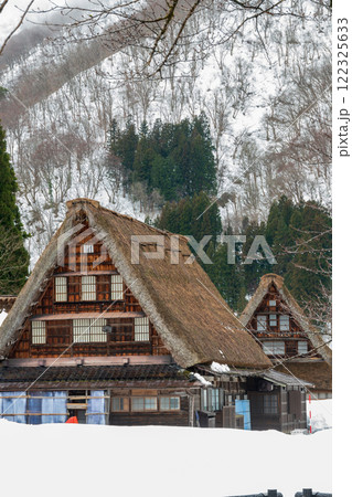 富山県　五箇山菅沼合掌造り集落　冬 122325633