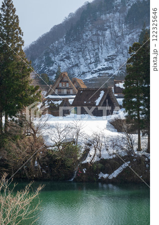 富山県　五箇山菅沼合掌造り集落　冬 122325646