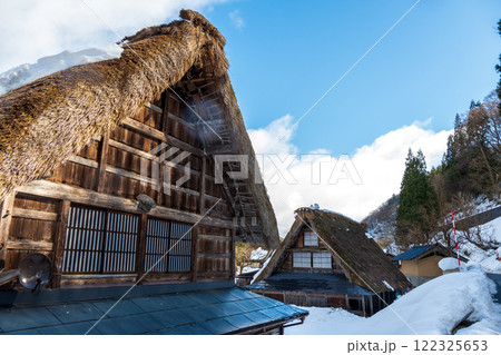 富山県　五箇山菅沼合掌造り集落　冬 122325653