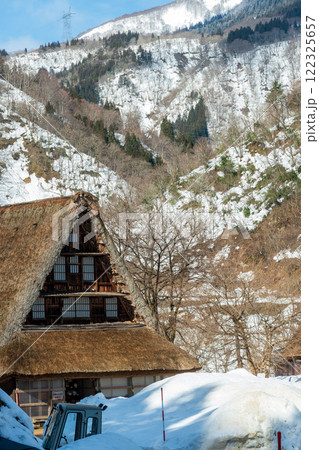 富山県　五箇山菅沼合掌造り集落　冬 122325657