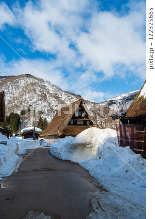 富山県　五箇山菅沼合掌造り集落　冬 122325665