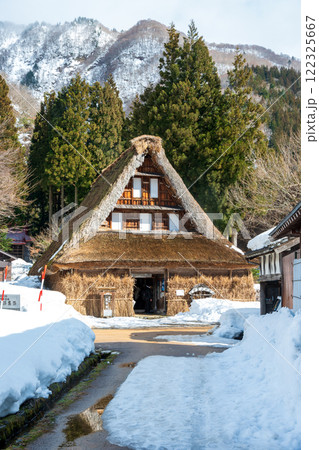 富山県　五箇山菅沼合掌造り集落　冬 122325667