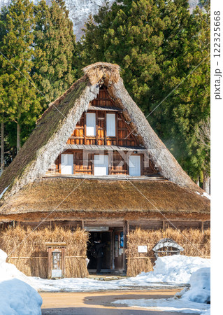 富山県　五箇山菅沼合掌造り集落　冬 122325668