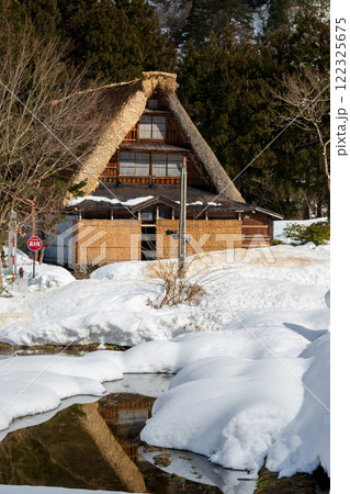 富山県　五箇山菅沼合掌造り集落　冬 122325675