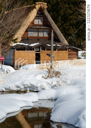 富山県　五箇山菅沼合掌造り集落　冬 122325676