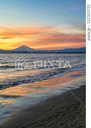 江ノ島 片瀬西浜海水浴場の夕景と富士山(神奈川県藤沢市) 江ノ島 片瀬西浜海水浴場の夕景と富士山(神奈川県藤沢市) 122325722