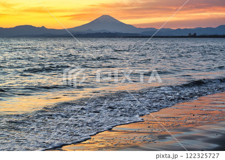 江ノ島 片瀬西浜海水浴場の夕景と富士山(神奈川県藤沢市) 江ノ島 片瀬西浜海水浴場の夕景と富士山(神奈川県藤沢市) 122325727