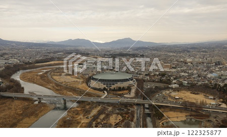 群馬県庁展望ホールから北側を見た風景、日本トーターグリーンドーム前橋が中央に大きく見える 122325877