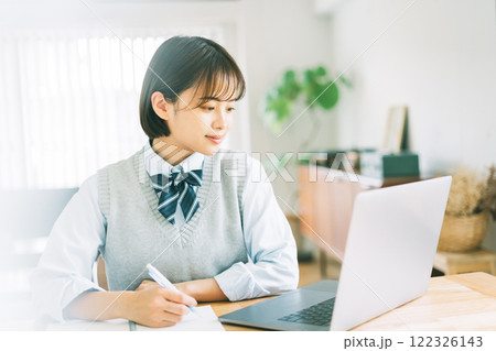 オンラインで学習する高校生 オンラインで学習する高校生 122326143