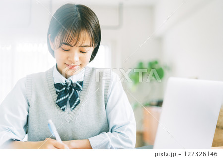 オンラインで学習する高校生 オンラインで学習する高校生 122326146