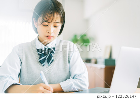オンラインで学習する高校生 オンラインで学習する高校生 122326147