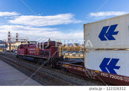 カナダ太平洋鉄道の貨物列車_カムループスにて③ 122326312
