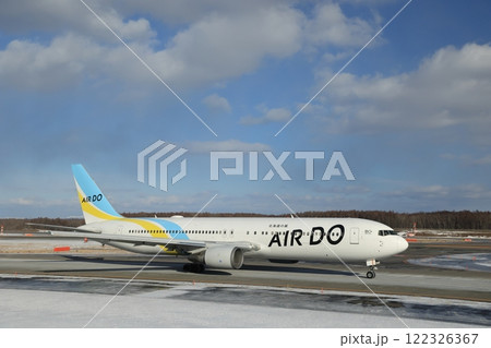 離陸する飛行機 122326367