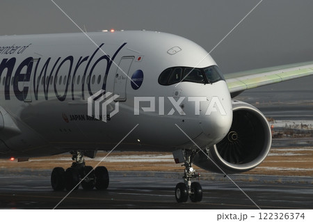 滑走路に向かう飛行機 滑走路に向かう飛行機 122326374