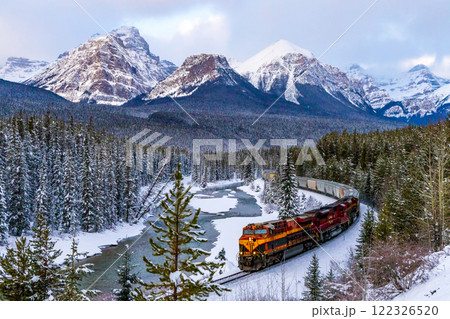 カナディアンロッキーを貫く貨物列車 122326520