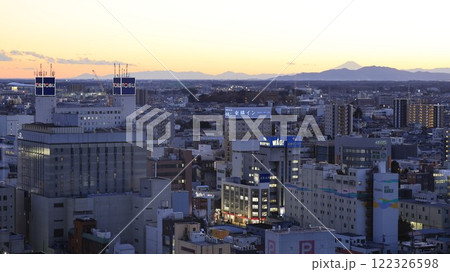 栃木県庁展望ロビーから見た富士山と東武宇都宮駅周辺の夕景 122326598