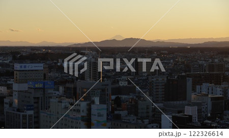 栃木県庁展望ロビーから見た富士山と東武宇都宮駅周辺の夕景 122326614