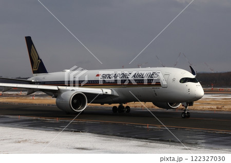 滑走路に向かう海外機 122327030