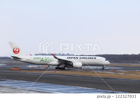 離陸する飛行機 122327031