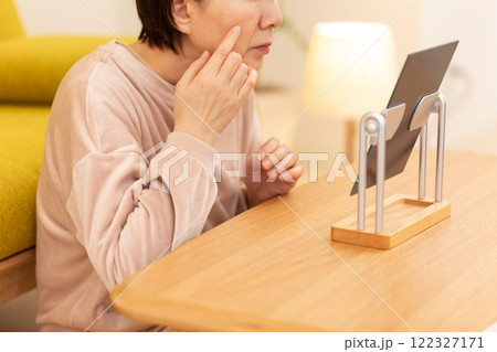 夜の部屋でスキンケアをするミドル〜シニア女性 夜の部屋でスキンケアをするミドル〜シニア女性 122327171