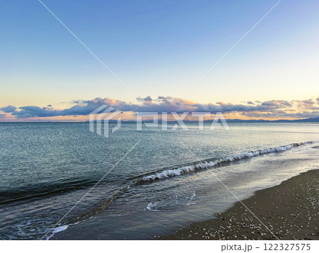 美しい海岸の夕景 122327575