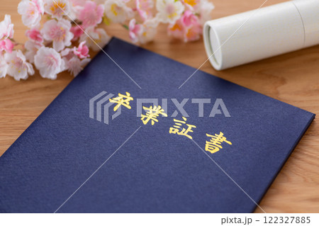 卒業証書と桜 卒業証書と桜 122327885